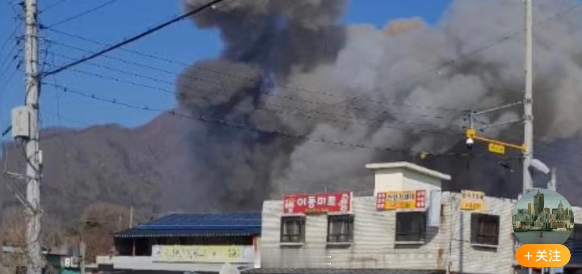 韩空军战机误击居民区瞬间当地时间3月6日上午，韩国空军战斗机在演习中误击居民区，