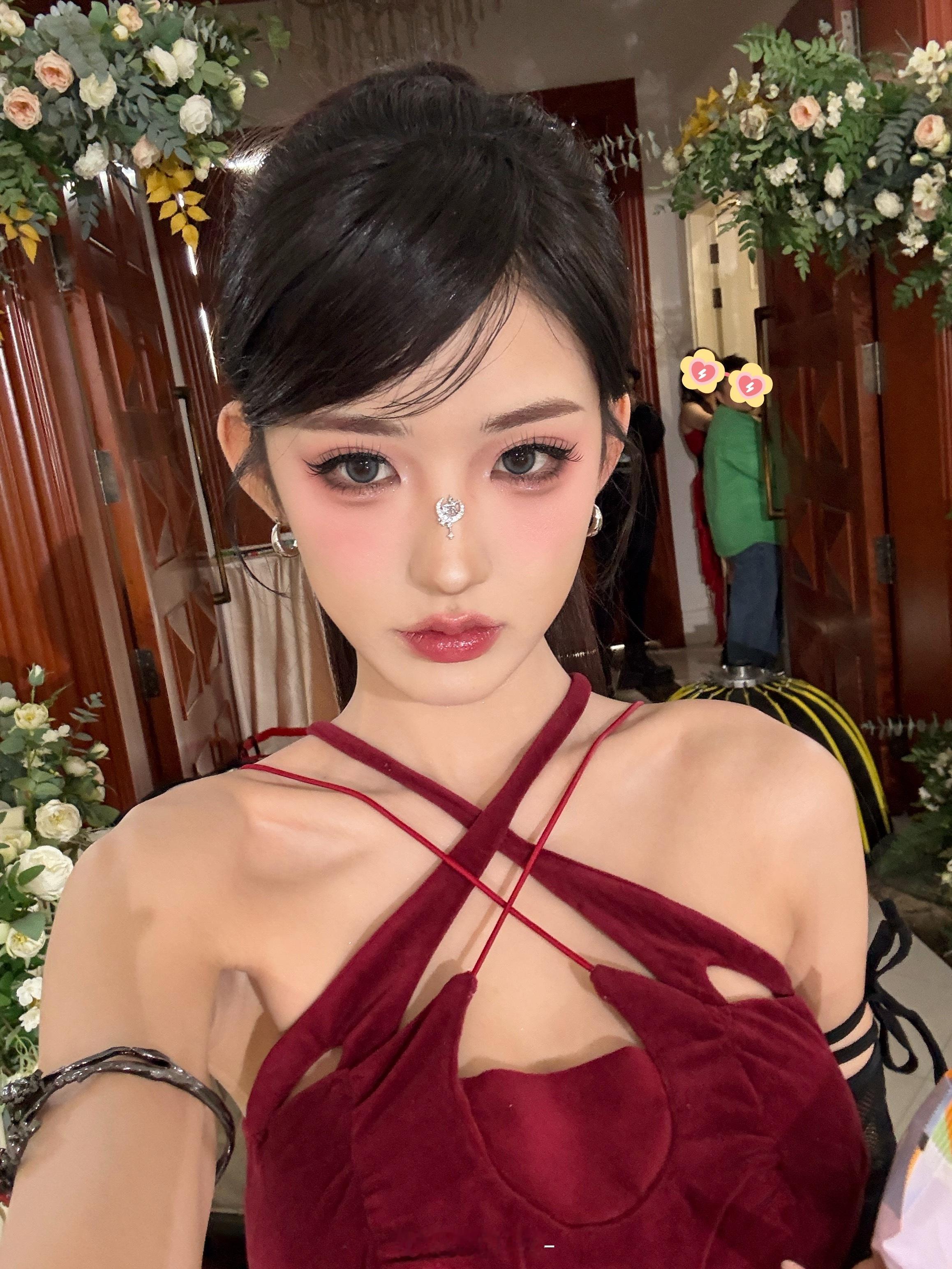 拍了超级喜欢的视频[抱一抱][抱一抱]首次尝试的妆造！这次又挑战自己做衣服啦～很
