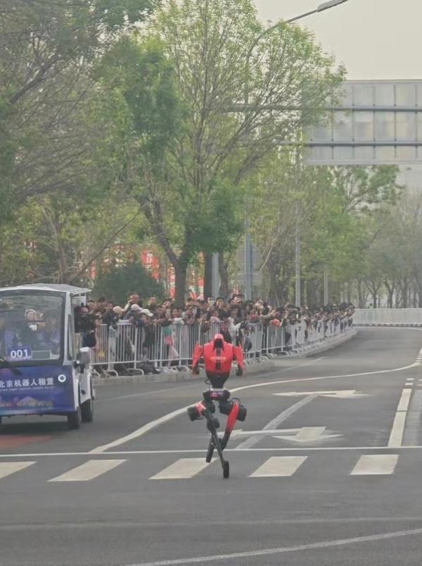 这又是什么梦幻联动、刚刷新半马赛事纪录的荣耀机器人闪电，这次在北京车展直接跑到方