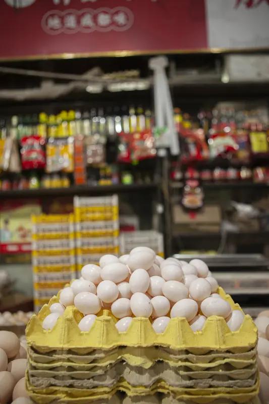 今早路过一条巷子，发现这儿开了两家卖鸡蛋的店。询问价格后得知，散养鸡蛋一板（30