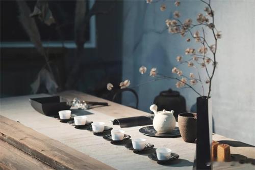 未明的形状·默斋主人原创自由诗他隔一面玻璃，朝空廊抛掷石块怒骂某个被许诺的模糊轮