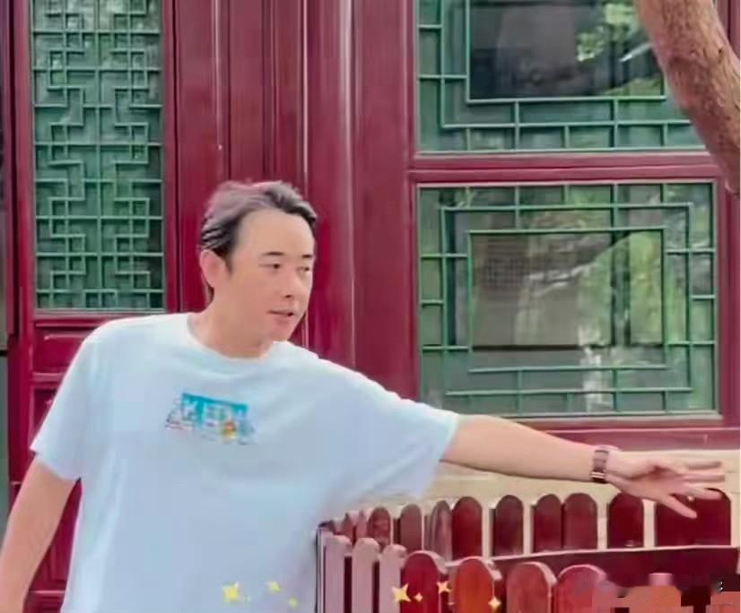 罗晋独自前往大孤山上香祈福，路人抓拍的素颜生图里，他发际线后移、头发稀疏，鬓角白