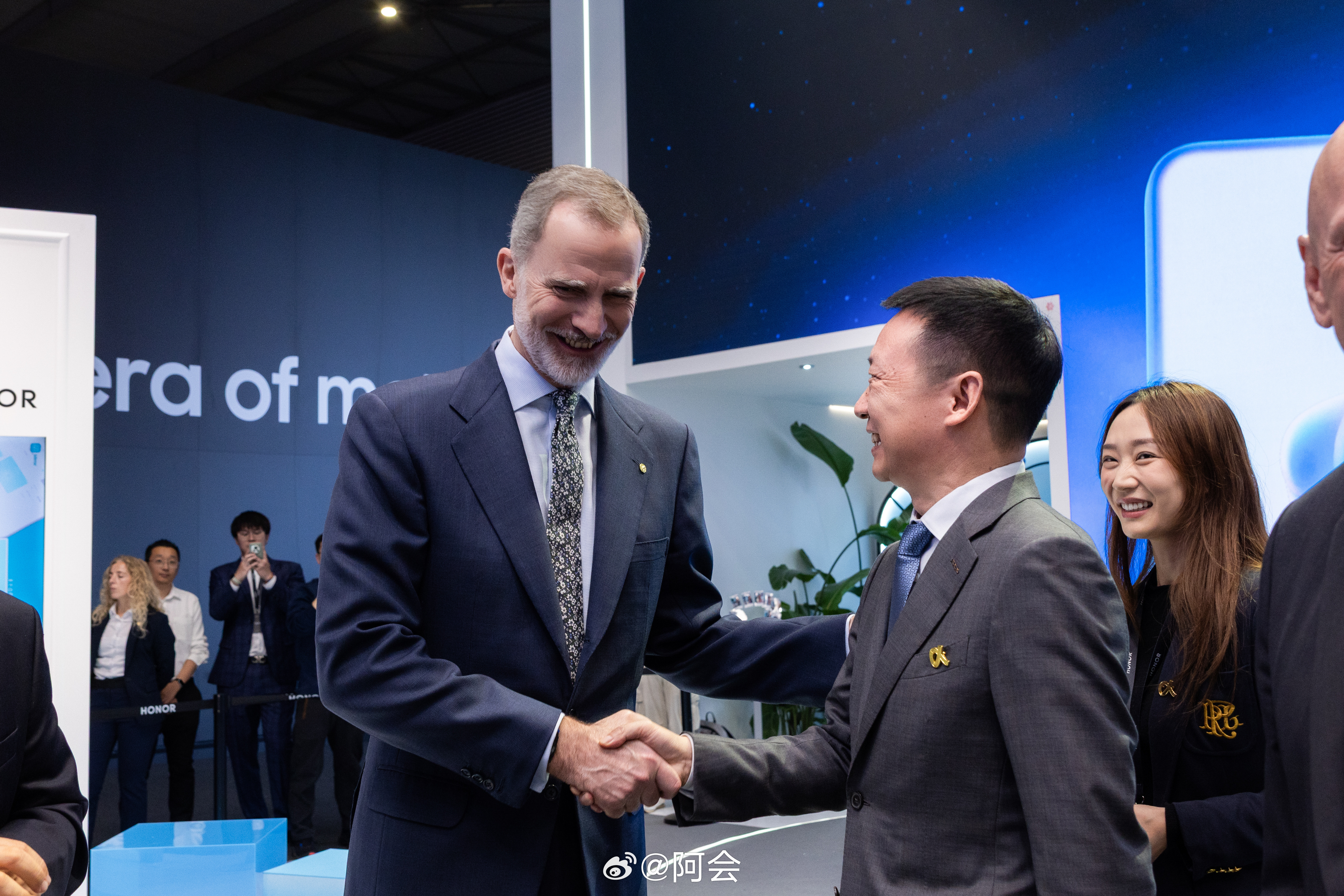 不愧是我中意的耀子！西班牙国王也成了粉头子，在MWC巴塞罗那展会亲临荣耀展台，体