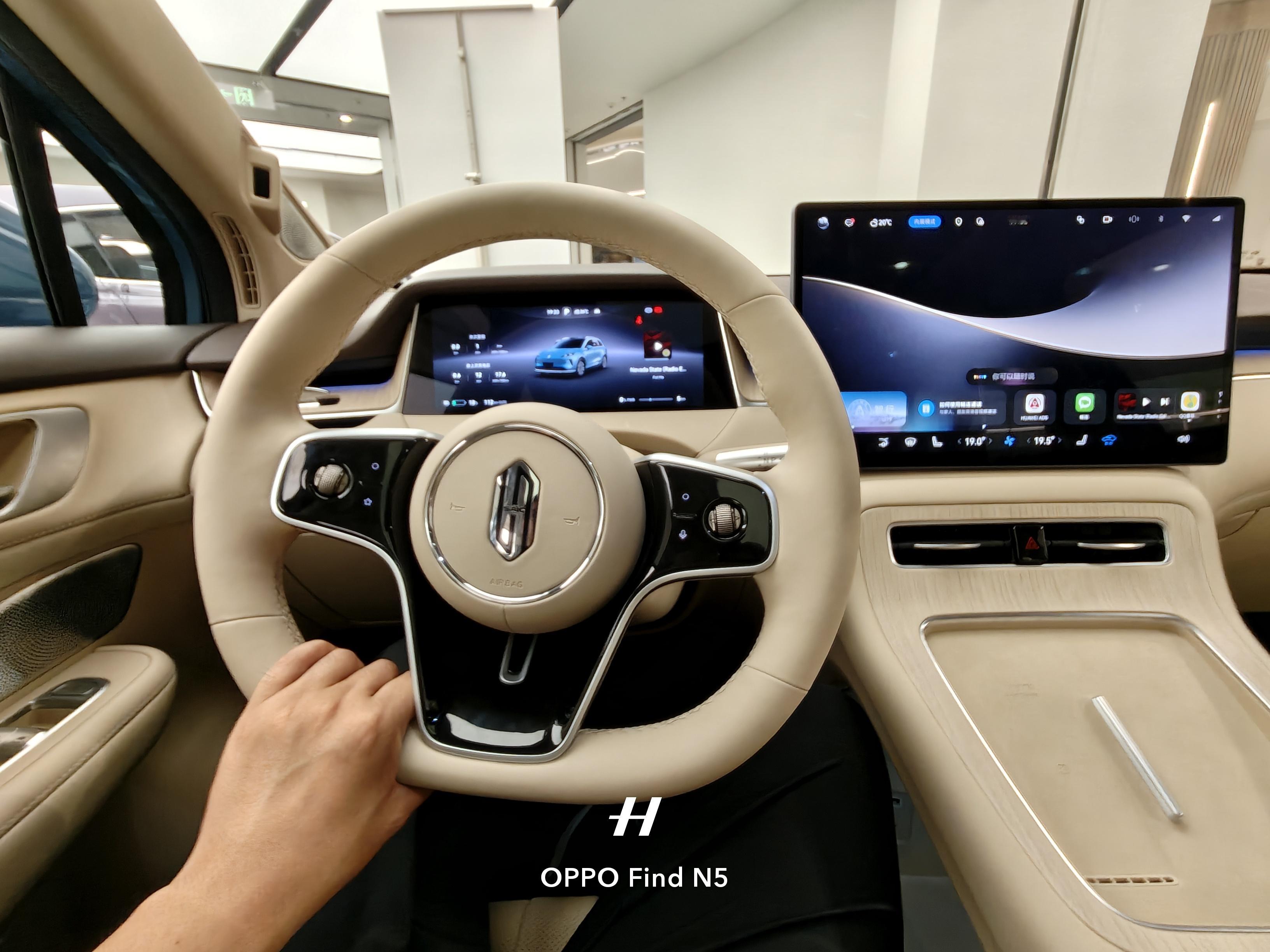 前两天在华为店里看到的尚界H5，内部质感感觉挺好的。手动出风口的拨杆，设计得挺好