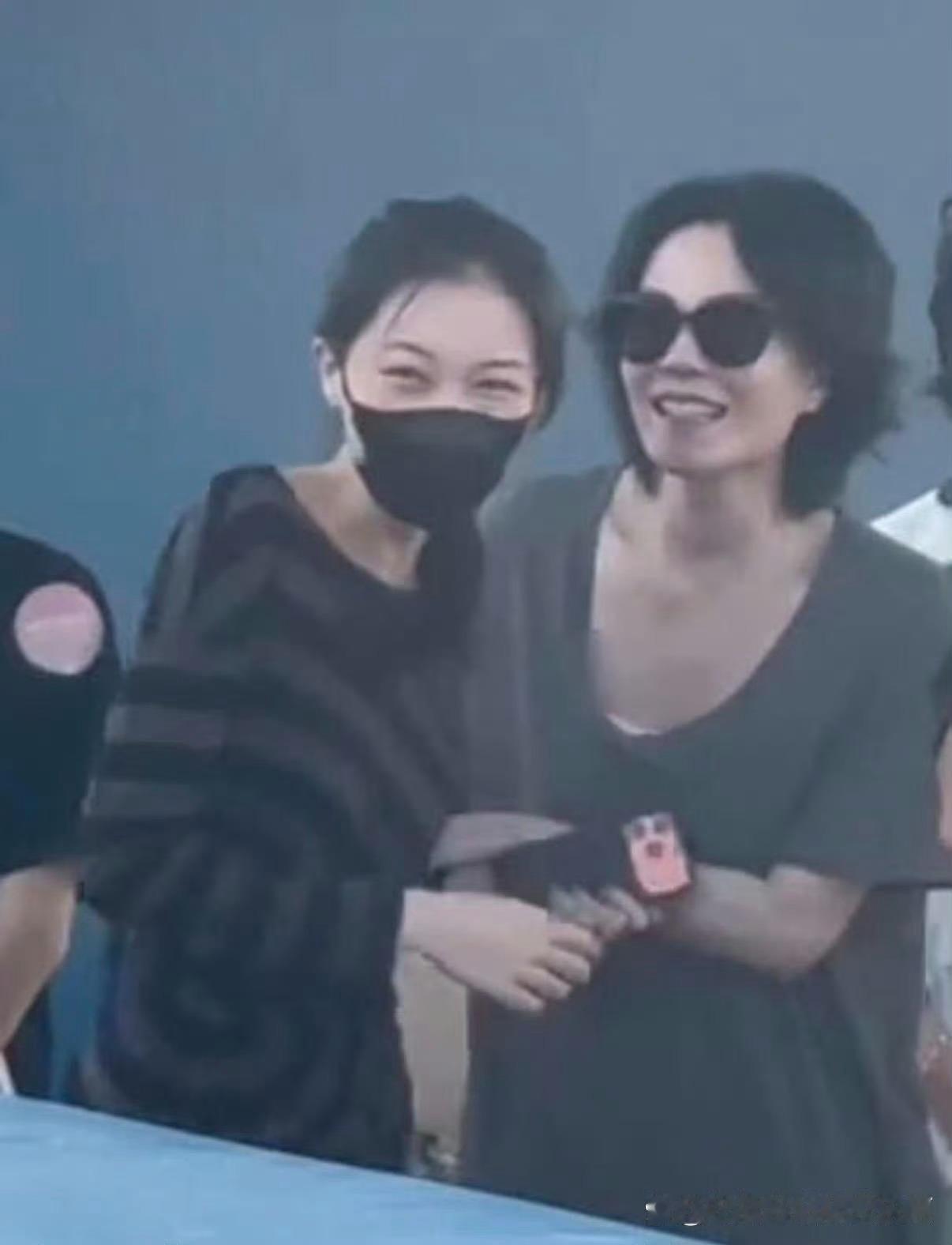 王菲李嫣现身阿那亚，一起看窦靖童演唱会 ​​​