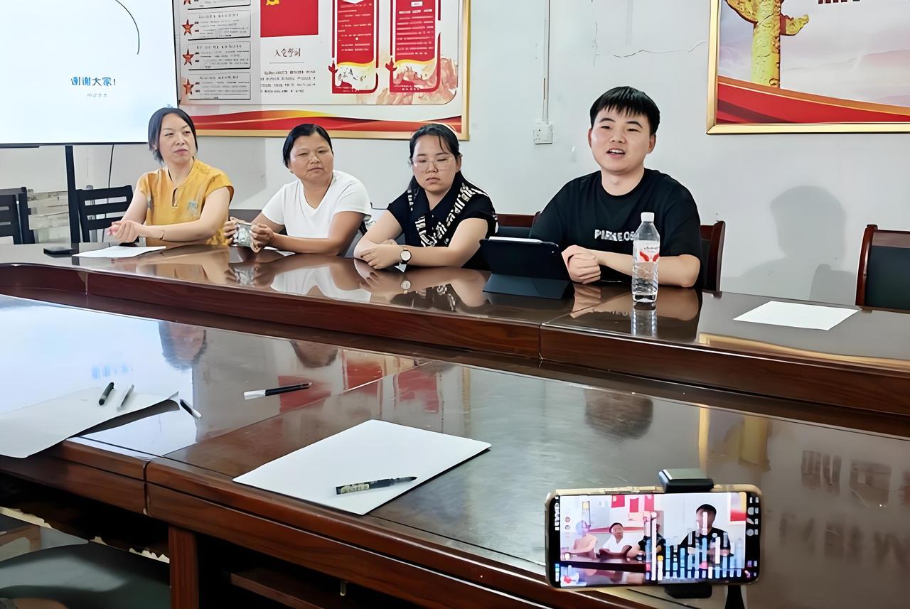 咱邓州出了个清华娃，你听说了没？

张村镇冠军村最近搞了个"大讲堂"，请回来的不