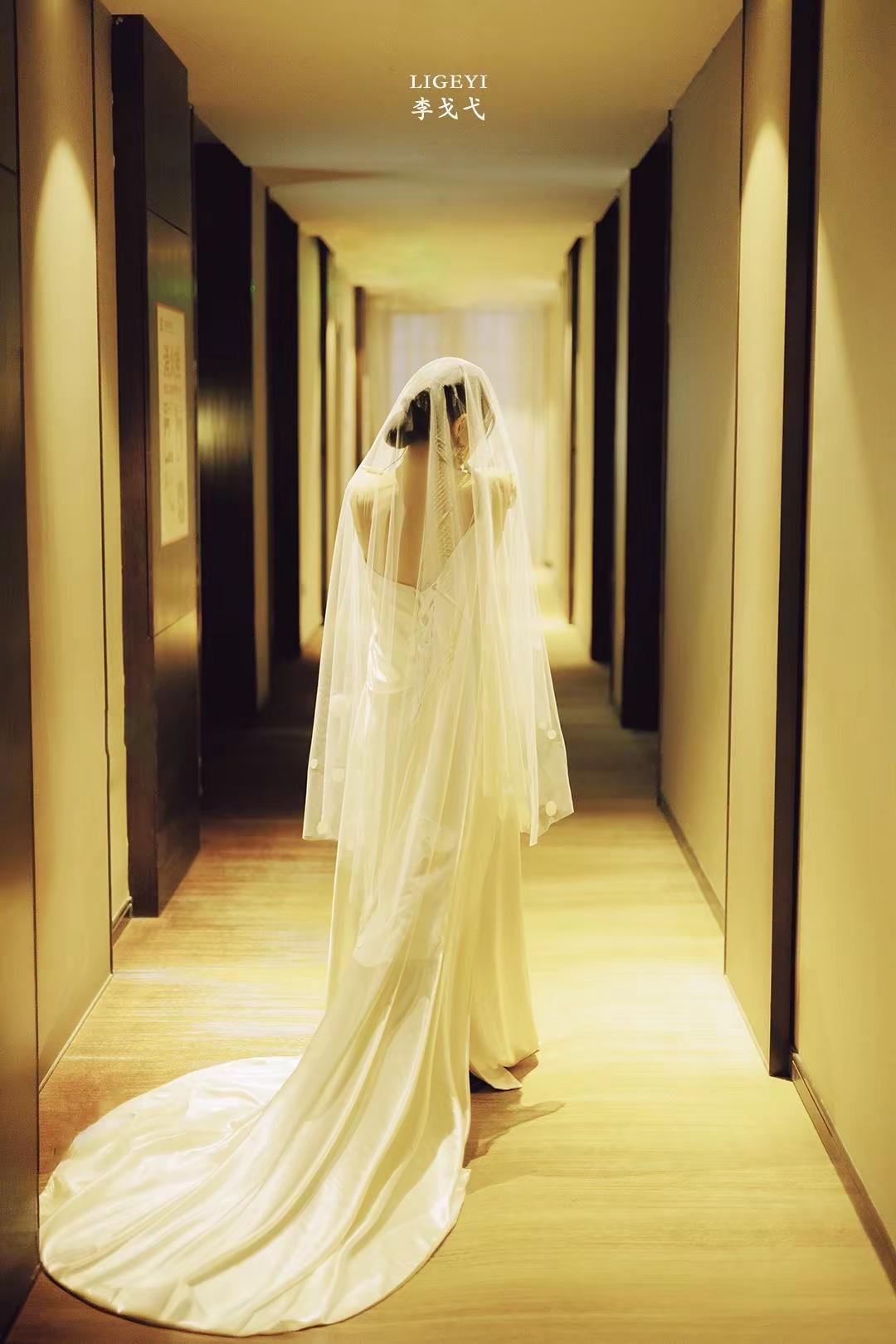 安静幸福式晨袍。白色缎面礼服 婚纱情绪