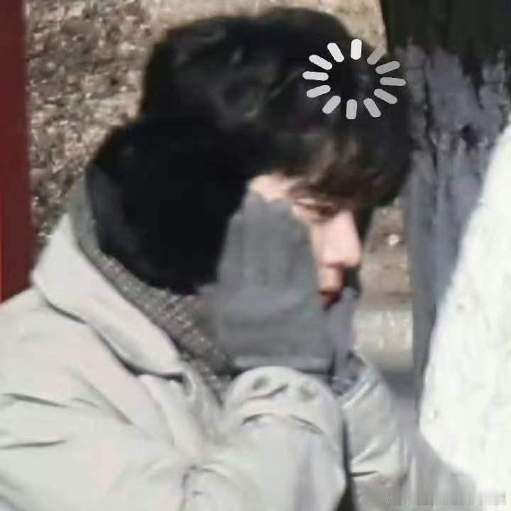 肖战冷得捂脸肖战捂脸路透肖战冷得捂脸，哈哈哈啊哈，