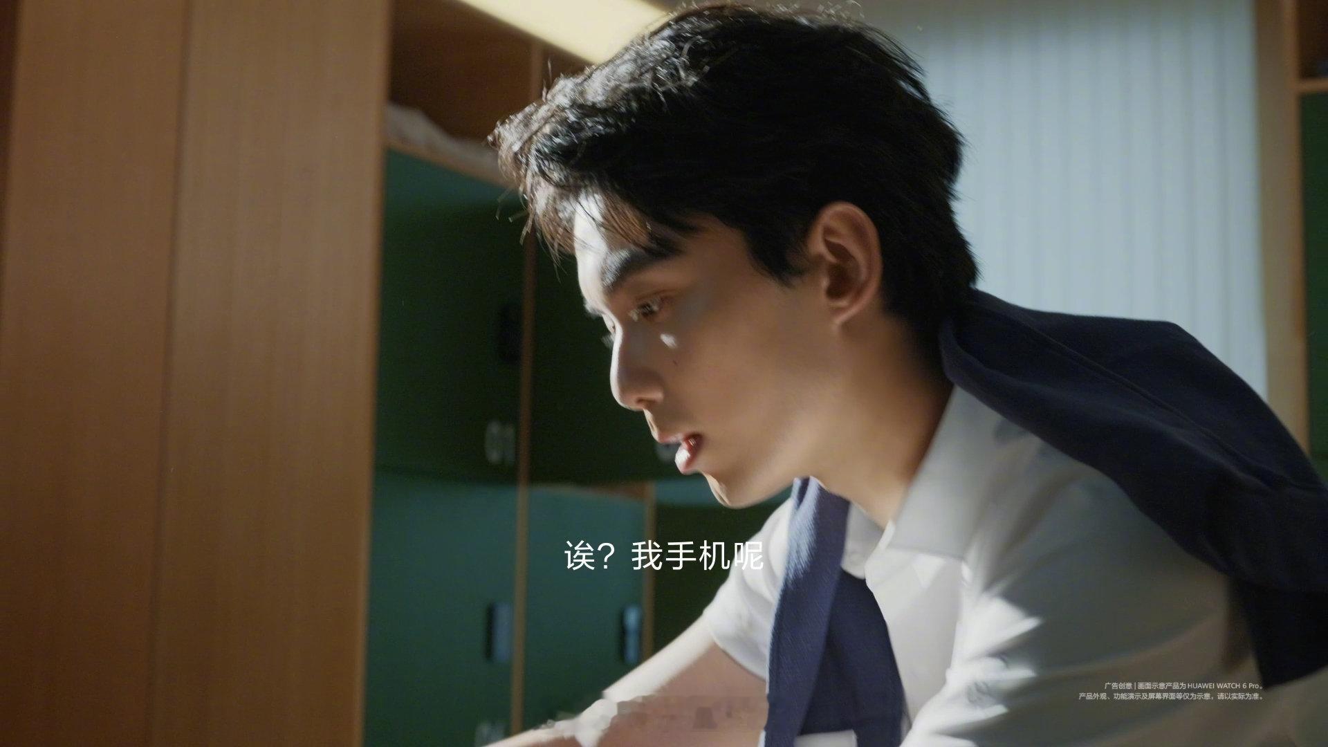 吴磊把易如反掌具象化了 翻腕抬表不过一瞬，氛围却已铺满整个画面。经过多年历练，吴