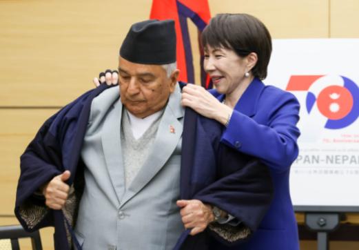 2月4日，高市早苗帮尼泊尔总统穿衣服的照片，引爆了日本互联网，很多日本民众认为高