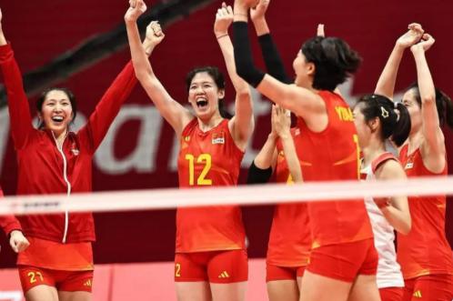 五问中国排协   

看了昨晚的比赛，中国女排苦战五局 2 比 3 不敌泰国，在