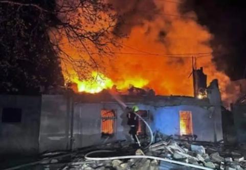 俄军逮住大鱼了，俄军一架无人机装载大威力炸药，炸死乌克兰10名安全局军官。乌军安