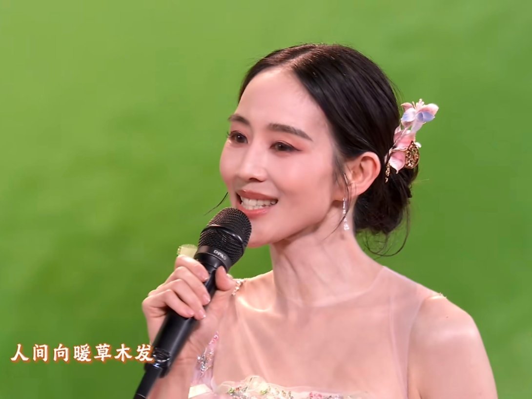 张钧甯春晚口红色号 张钧甯的美商一直在线，这次在春晚舞台的亮相也是满分look?