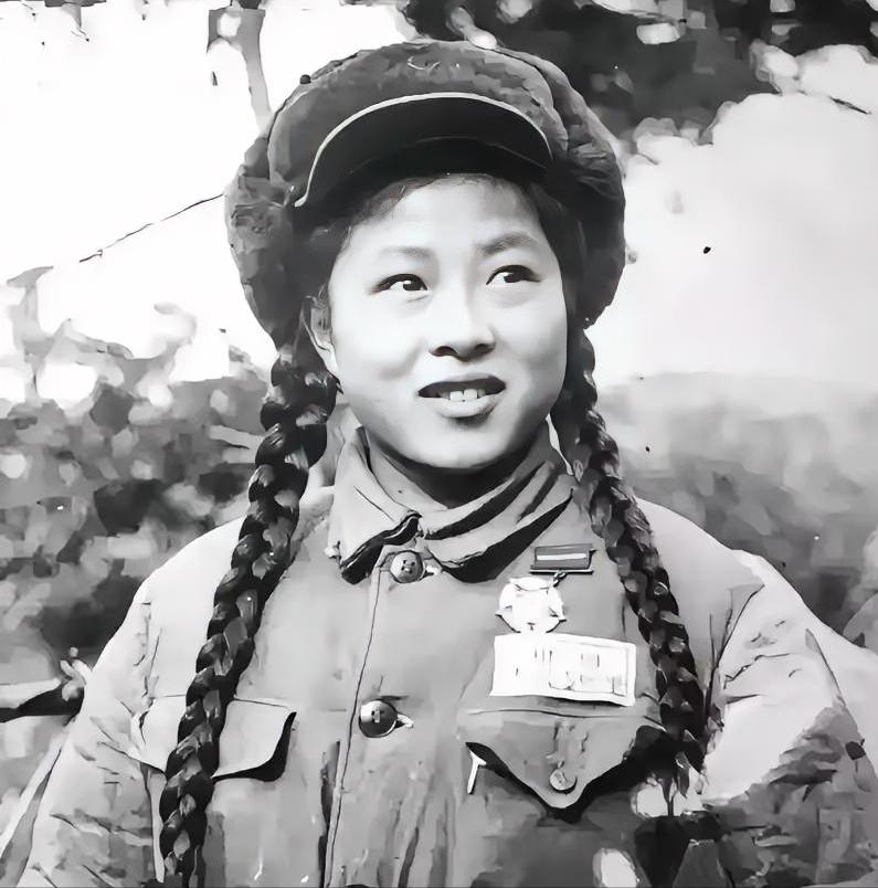 1943年，日寇剥掉一个24岁女团长的衣服，不料却看到她身上，露出7道触目惊心的