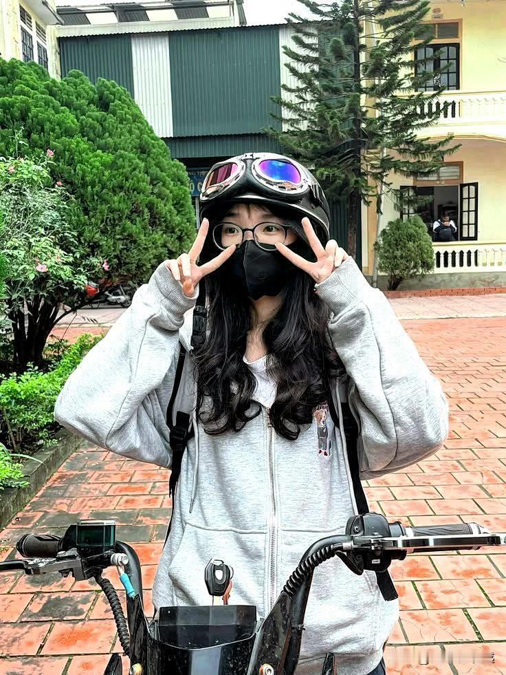 女友要求出席公司尾牙聚餐，我犹豫片刻，决定带她一同参加。实在搞不懂女友此举目的何