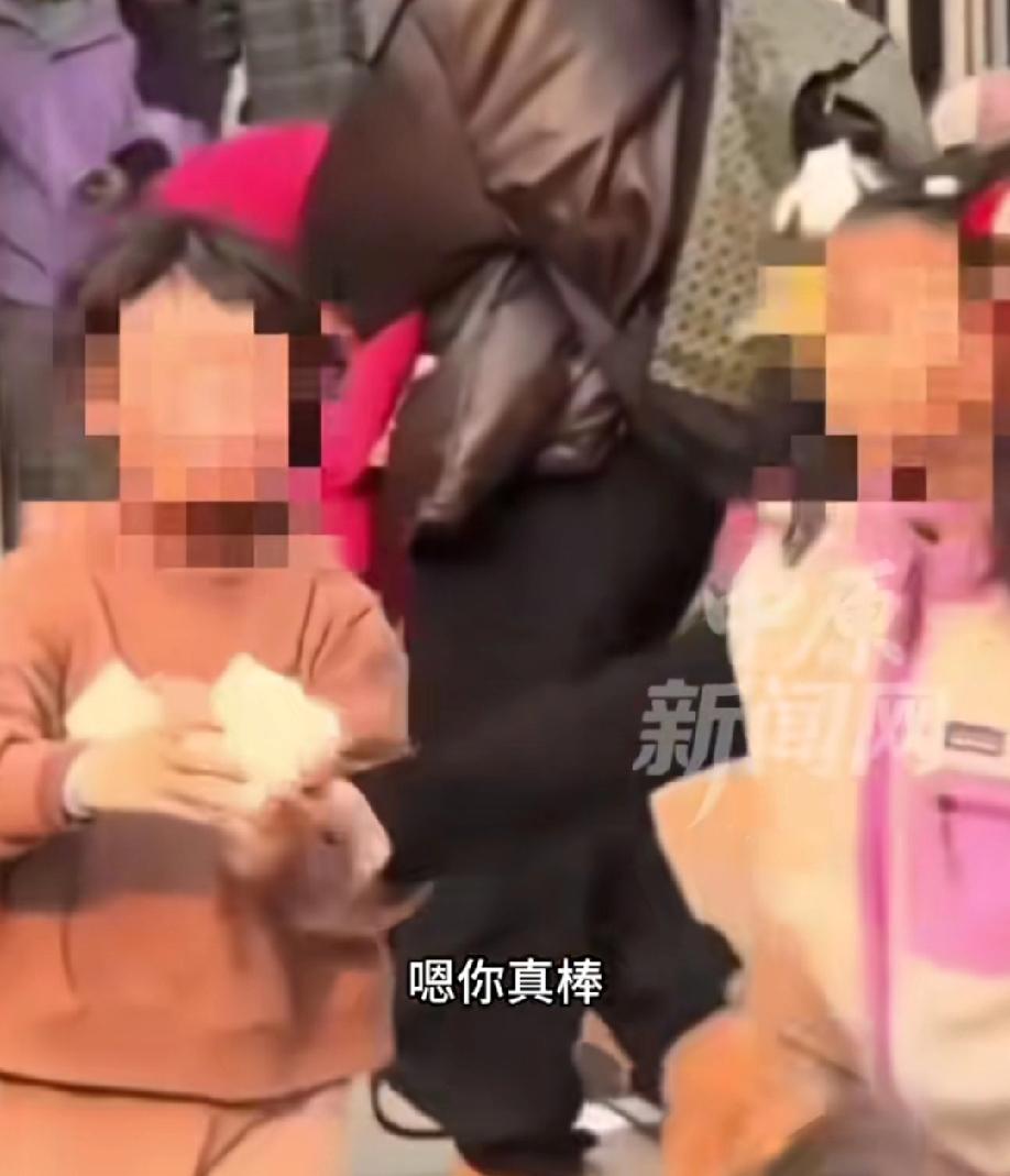 真是天生的坏种！浙江一小女孩跟母亲出去逛街，途中口渴，母亲为了锻炼孩子的社交能力