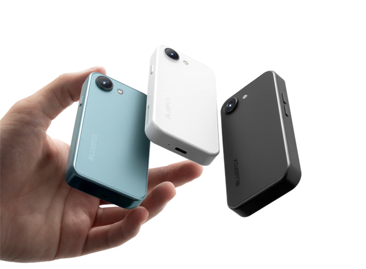 国内一小众品牌蓝狐发布了小屏手机蓝狐NX1，看起来就像是矮胖版的iPhone S