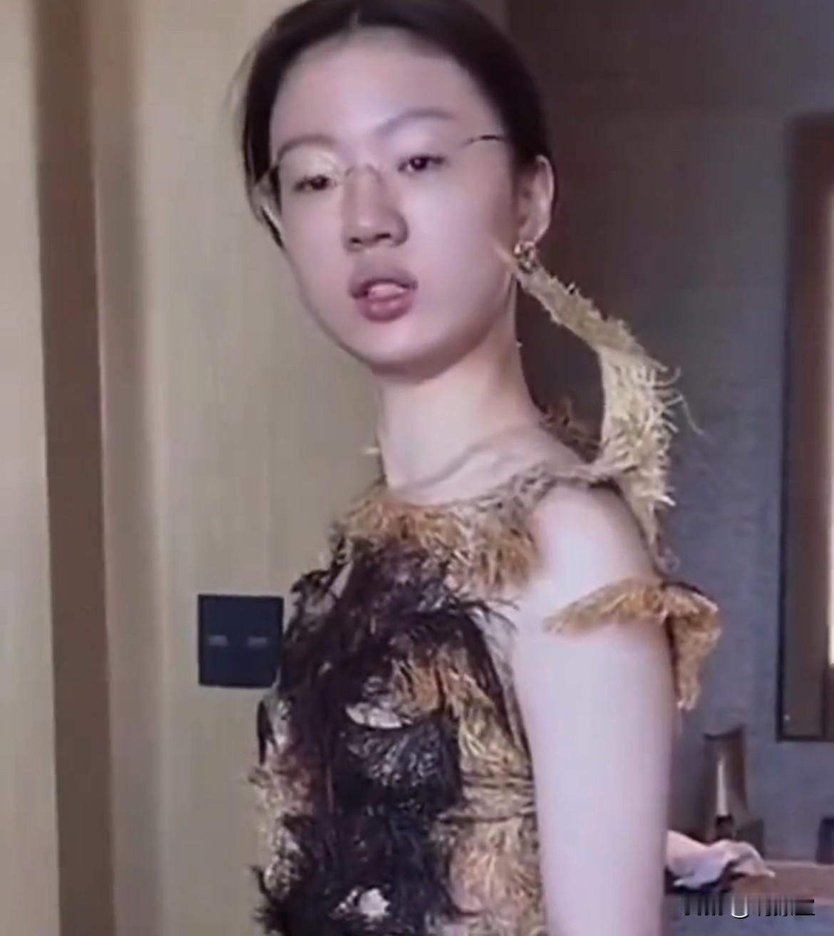 终于相信张碧晨的那句“我不化妆，我家狗都认不出来”了
单依纯唱歌怎么样咱暂且不论