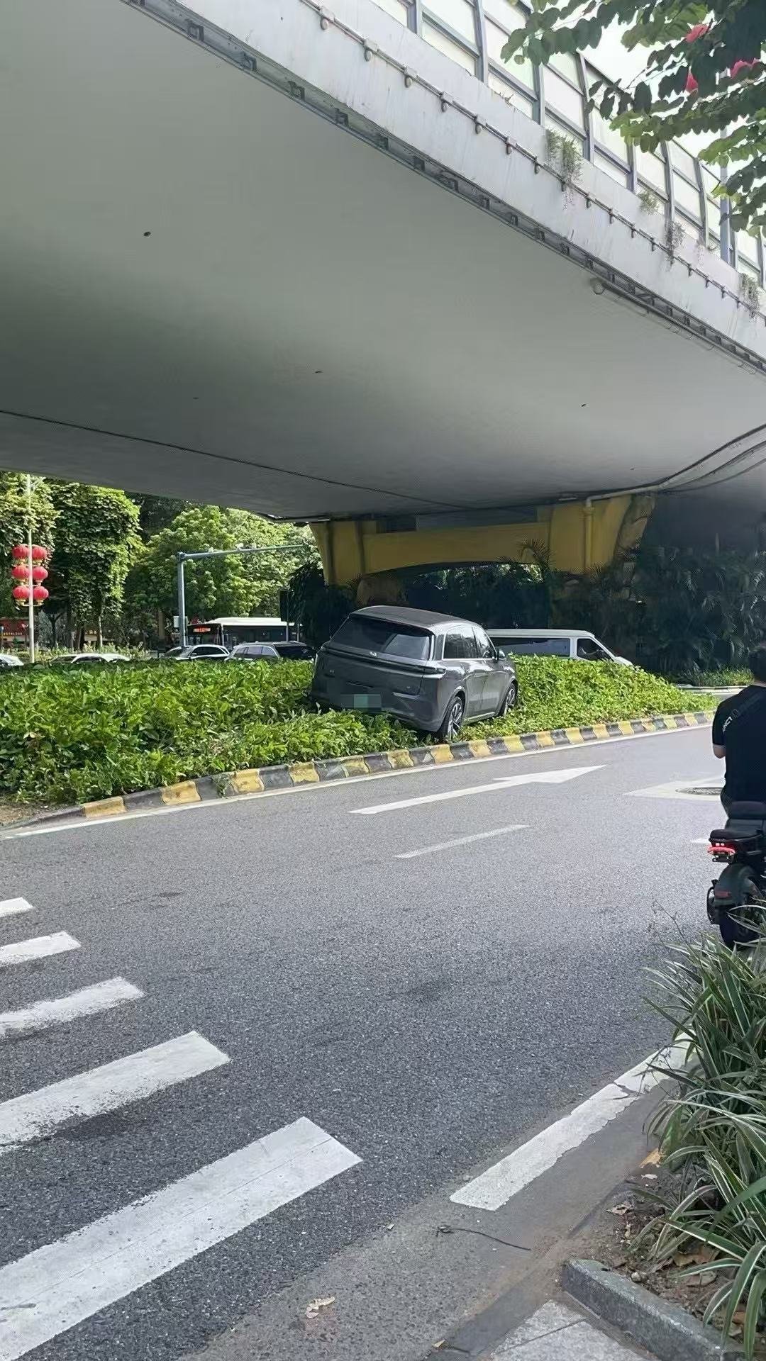 绿化带战神or文明停车？抽象汽车商业评论 ​​​
