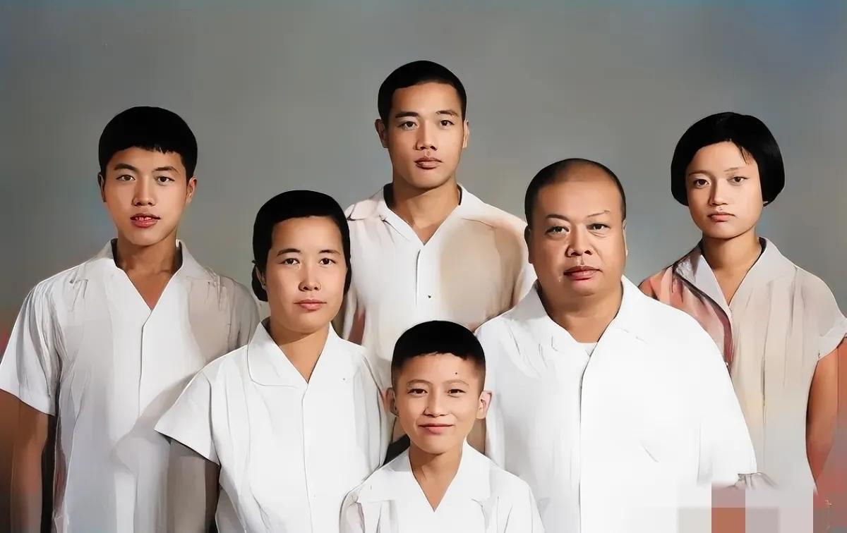 50年代，赖传珠上将，一张罕见的全家福，照片中的人分别是他的妻子孙湘，孩子赖克游