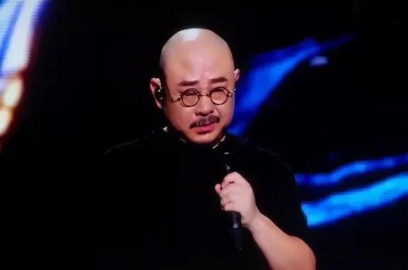    刀郎成都演唱会为什么很多歌迷泪眼婆娑，那是因为我们既不能留住青春，也没有嫁