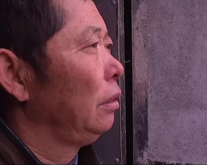 一、案件速览（上海杨浦法院）
 
- 林女士与何先生离婚多年，名字被刻在前婆婆墓