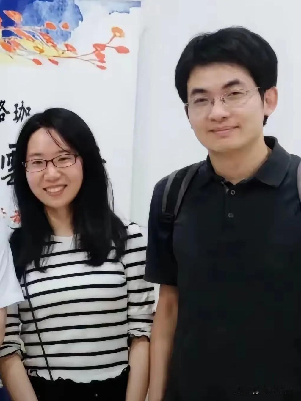 这个男的还是副校长，审美真的不咋地。
这张照片乍一看，
我以为是家长送儿子上大学