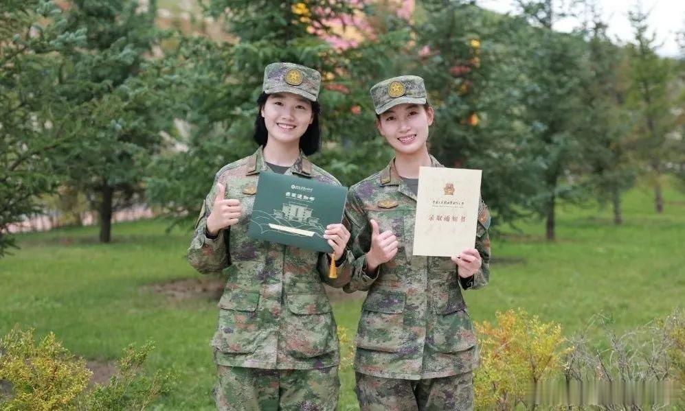 开路先锋号[超话]前不久西部战区陆军某旅的两名女兵分别收到来自军队院校的录取通知