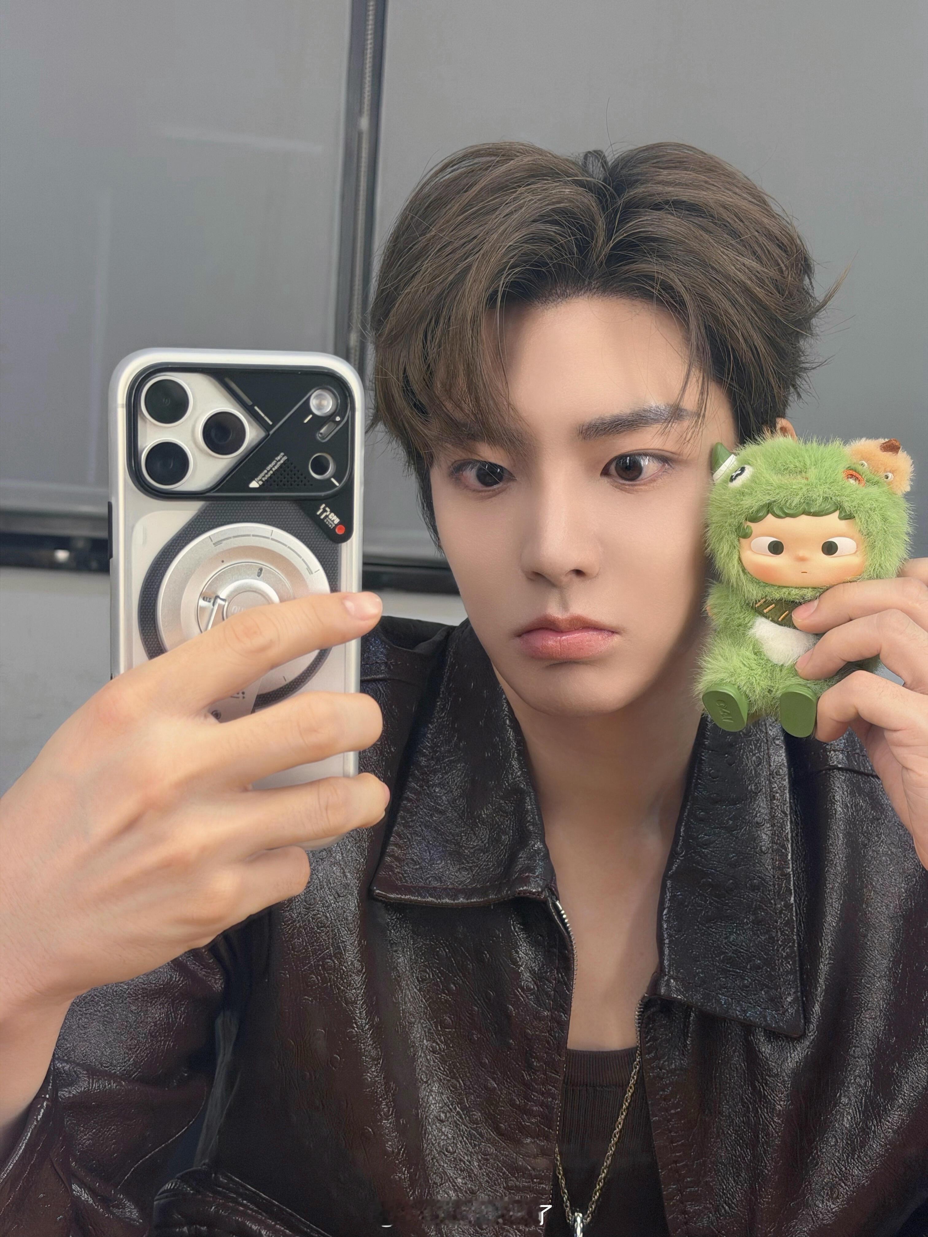 侯明昊怎么有那么多可爱的萌物比如说抓着手机自拍那个