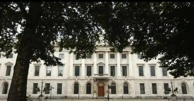 中国外交部发言人林剑表明，如果英国政府不批准中国在英国新建大使馆，中国将坚决维护