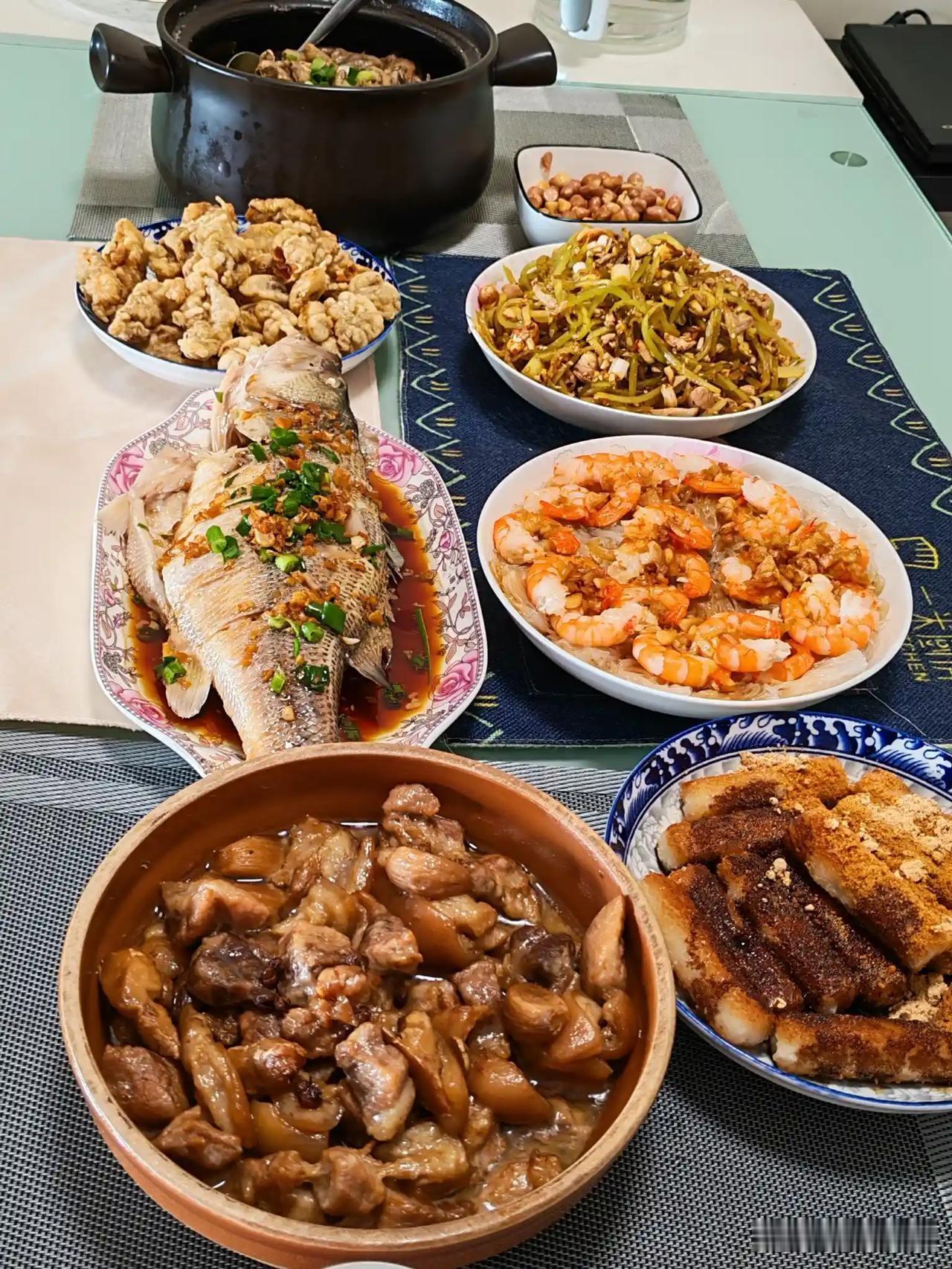 年夜饭吃什么不重要，目的在于一家人在大年夜这天从四面八方赶来，一家人热热闹闹围坐