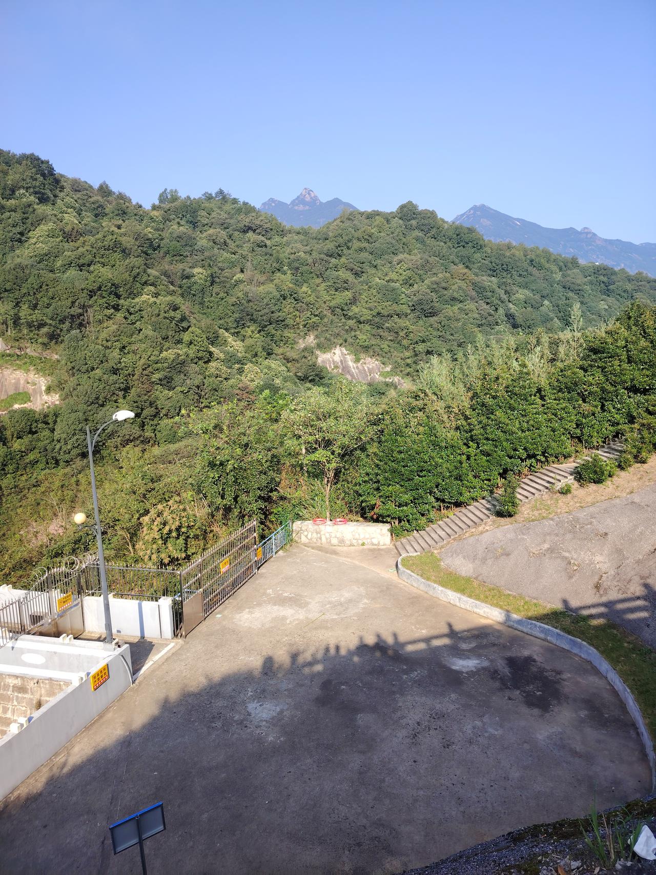 “这画面，真是让人心疼到骨子里！”广东icon，一小女孩到小姨家吃饭，端着碗低着