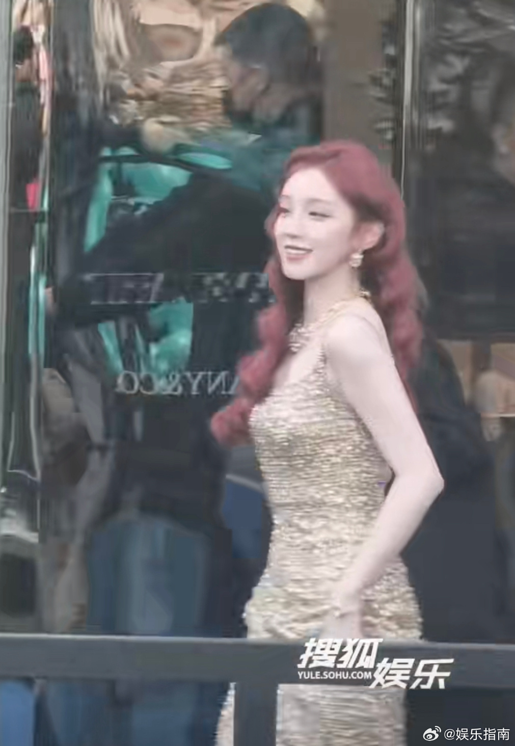 宋雨琦Tiffany活动上班，红卷发金色露背裙，今天造型好美啊