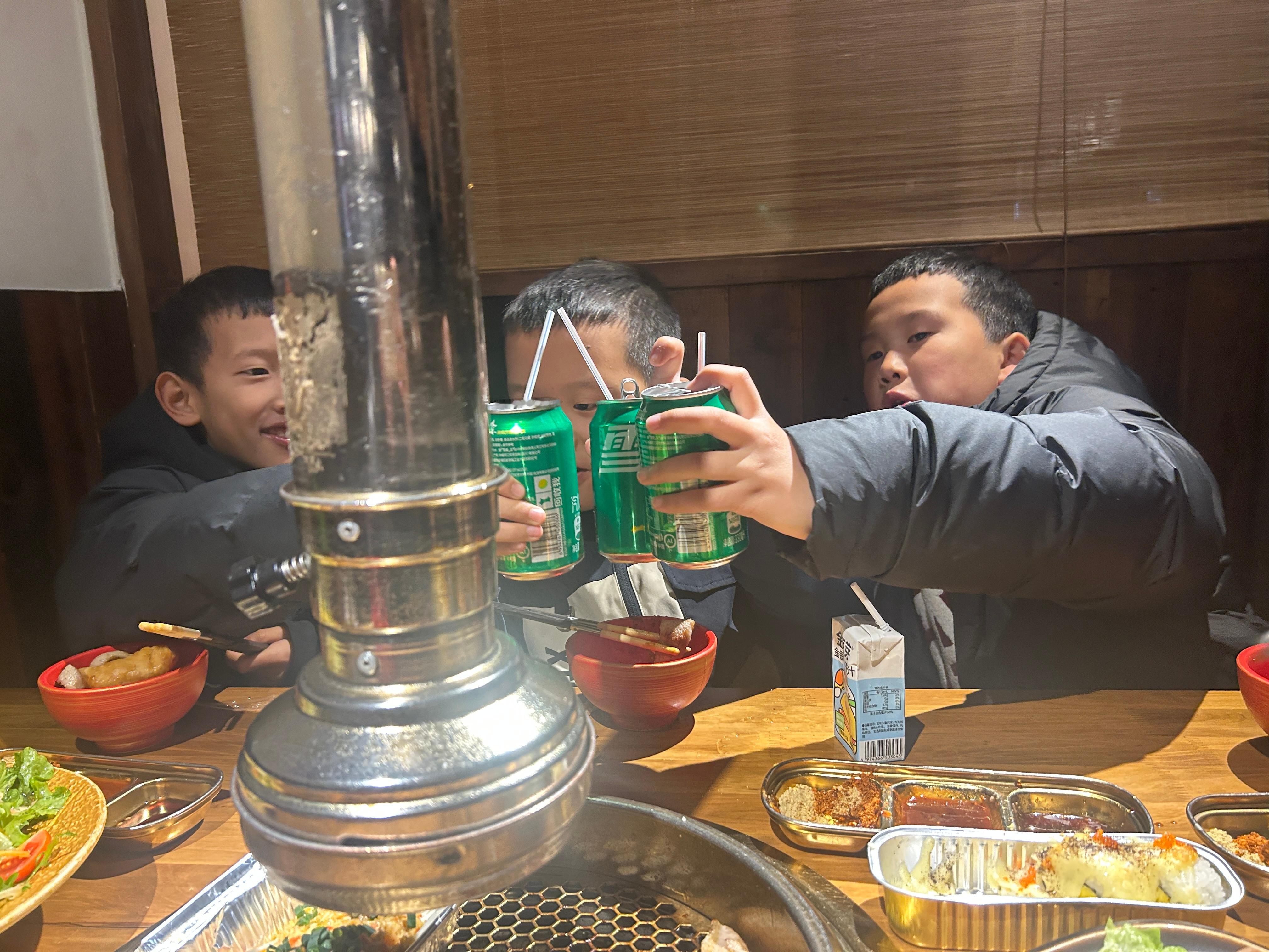 解锁带娃新难度！一拖三带着三个儿子出门干饭，全程主打一个手忙脚乱、兵荒马乱。刚安