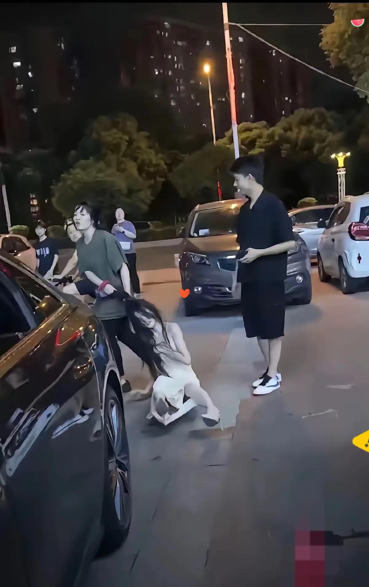 湖南邵阳。
看图片，就会猜出谁是原配，谁是小三。穿着走形T恤，头发未打理的是原配