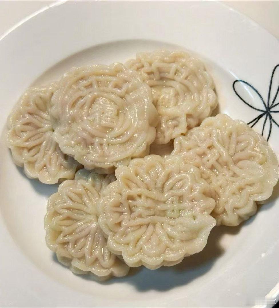 杨幂吃了饺子月饼 杨幂网速太快了吧！最近网上很火的饺子月饼，幂姐就做了吃上了所以