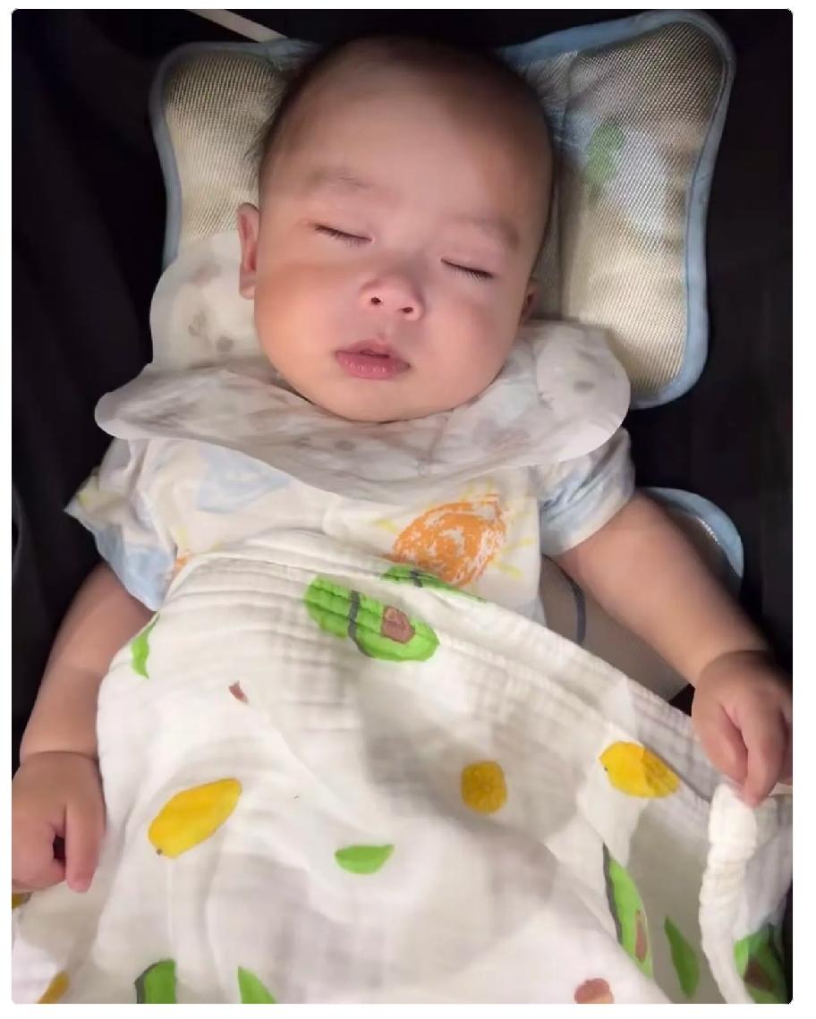 真的别把未婚生子说得这么轻松。

我婶婶家姑娘今年25岁，研究生还没毕业，前阵子
