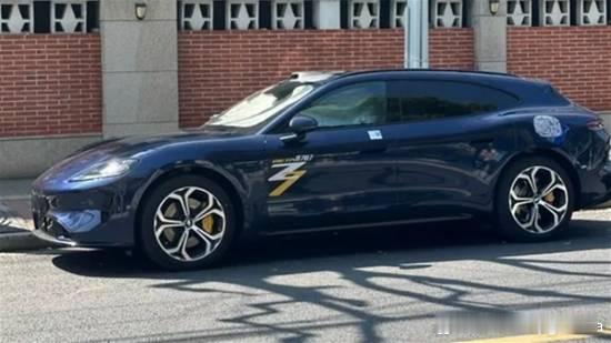 尚界Z7T无伪装谍照公开近日，一组尚界Z7T的无伪装谍照流出，新车为尚界Z7衍生