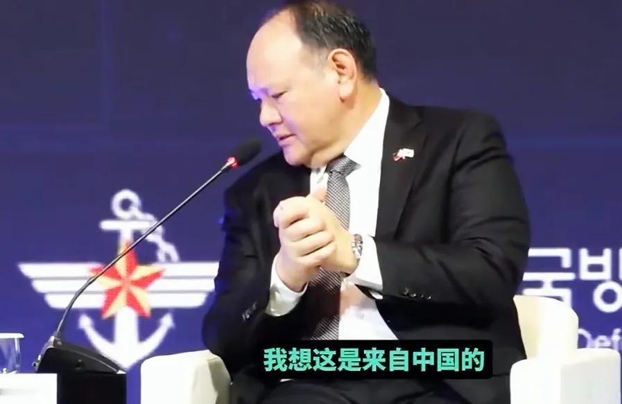 【菲律宾这人是个小丑吧？】
菲律宾国防部长特奥多罗，对中国是连最基本的外交礼仪都