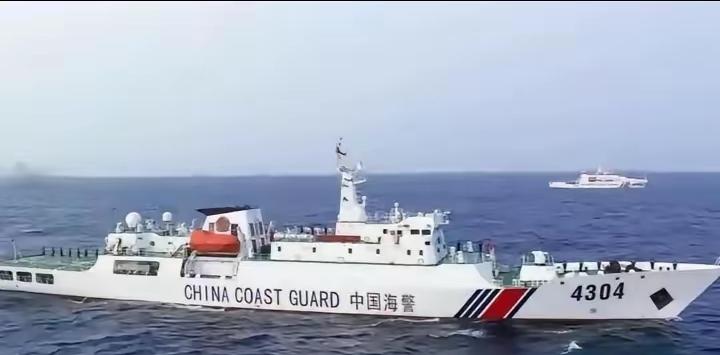 不少台湾渔民出海捕鱼，最怕撞见日本、菲律宾执法船只，可远远望见挂五星红旗的大陆海
