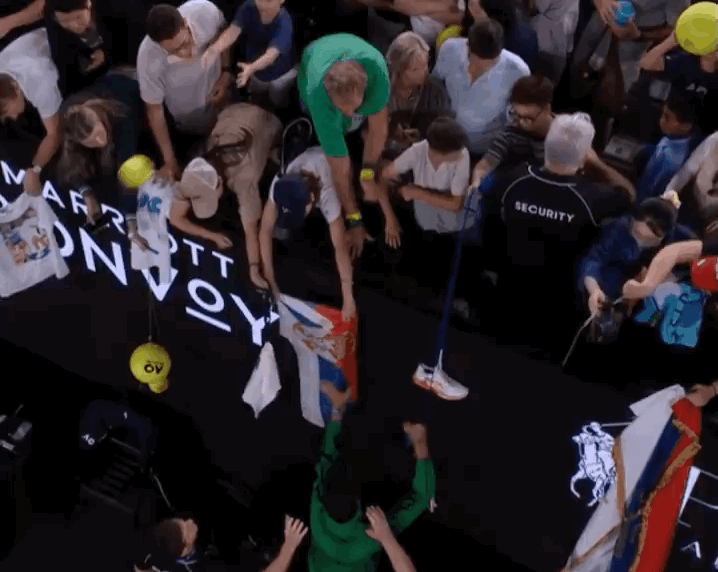 澳网保安立功了！德约“躲过一劫”澳网2026德约科维奇迎澳网开门红德约科维奇澳网