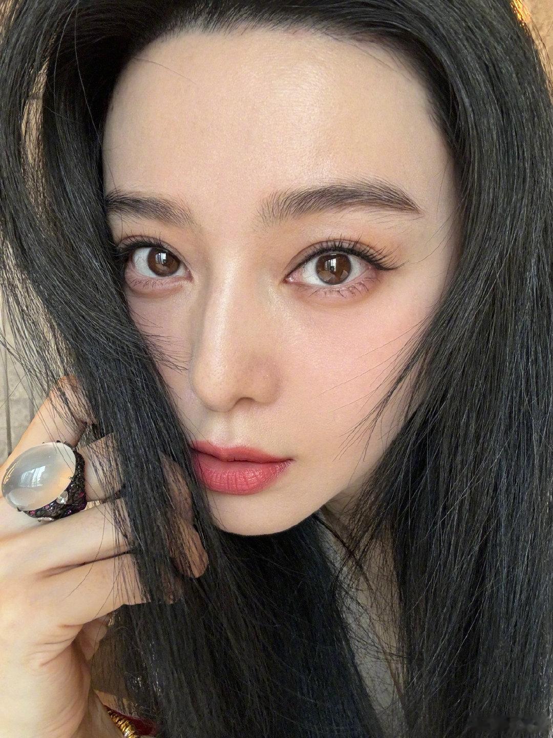 🧊今天更新的🤳🏻自己化的妆大浓颜怼脸，视觉享受😌 