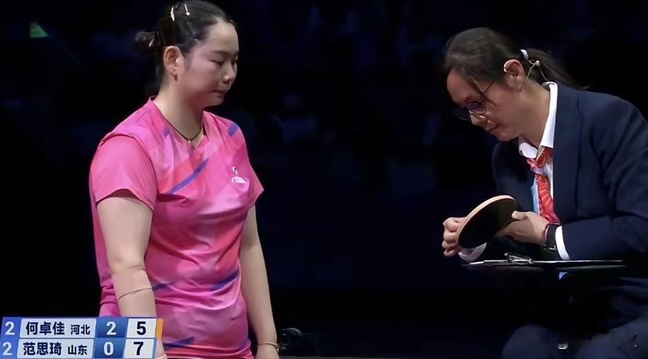 有人说:何卓佳被逆转，
是因为何卓佳球拍掉了一颗颗粒，
何卓佳对球拍很敏感，
一