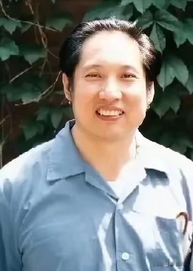 一看见他，就让人想起那盏闪闪发亮的红灯。
一个演员能留下一部经典之作，让观众永远