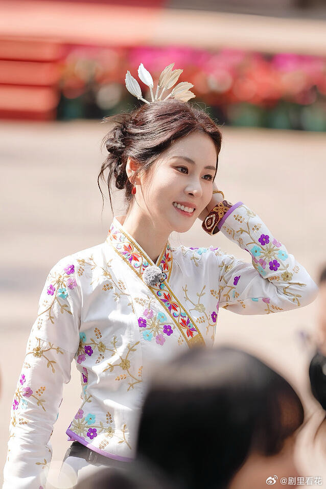 张碧晨完全是傣族公主 谁能拒绝这么美的傣族公主！张碧晨这身造型清雅又大气，传统傣