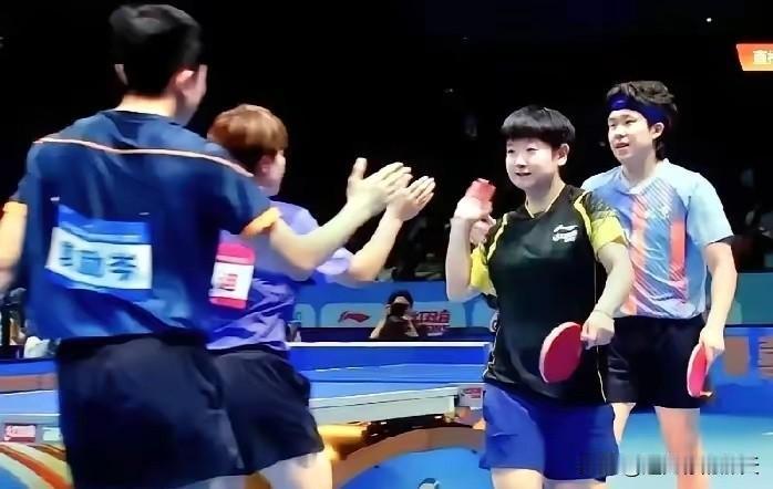 乒乓随笔：输球后相视一笑，是赛场最体面的从容
 
追了国乒混双这么多年，看完这次