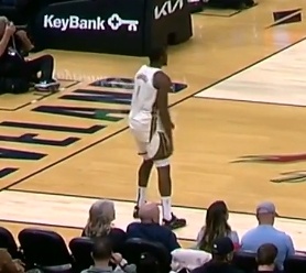 真羡慕库明加拿着几千万美元薪资进攻也不无球跑位 就喜欢站这看队友被包夹 