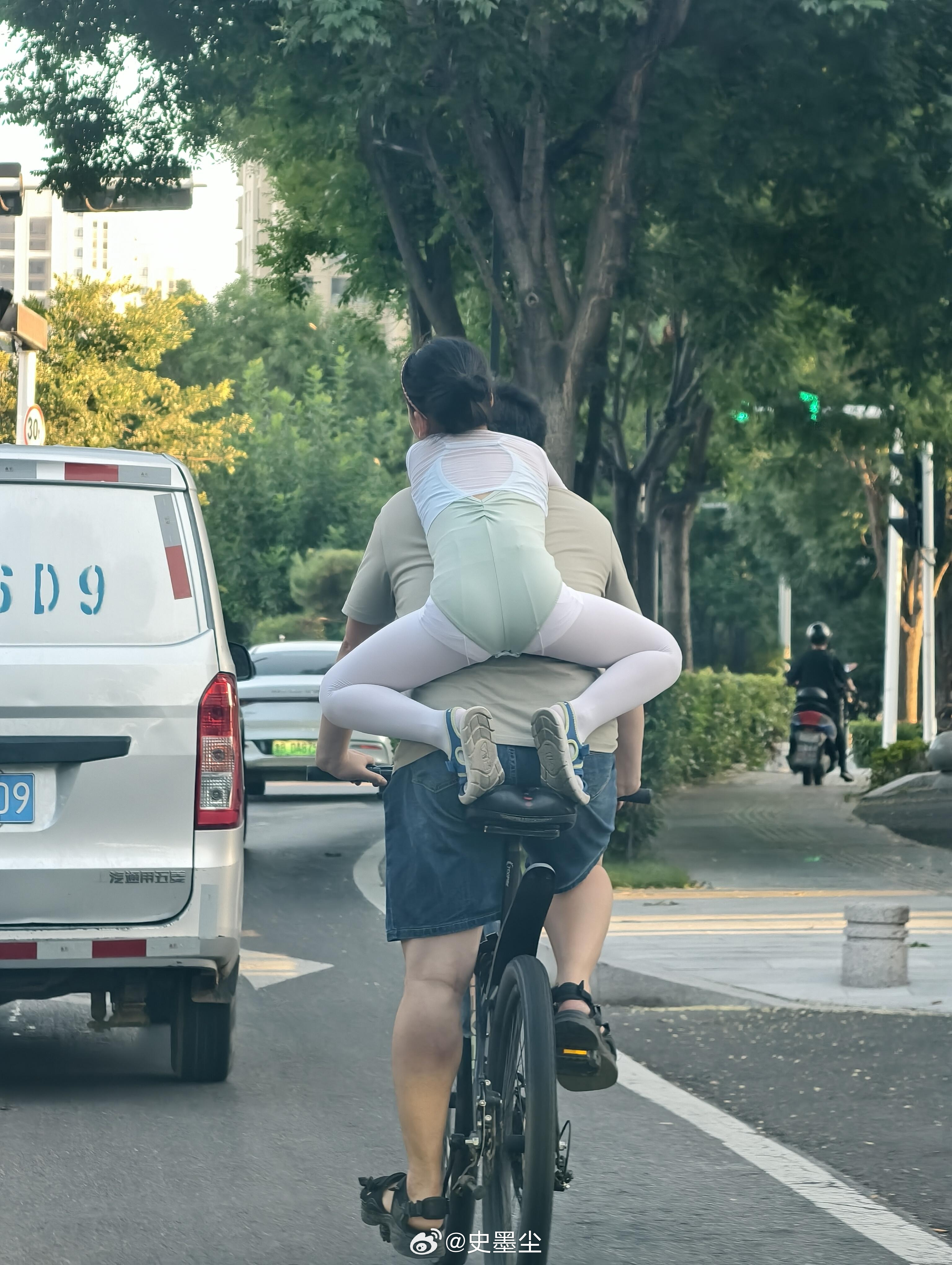 这个爸爸肯定特喜欢他的女儿！ 