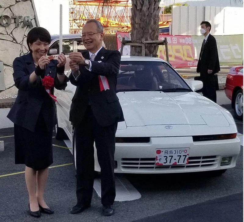 “高市早苗”用车牌号挑衅：37-77，明显是故意的！
 
不仅公务用车的车牌是“