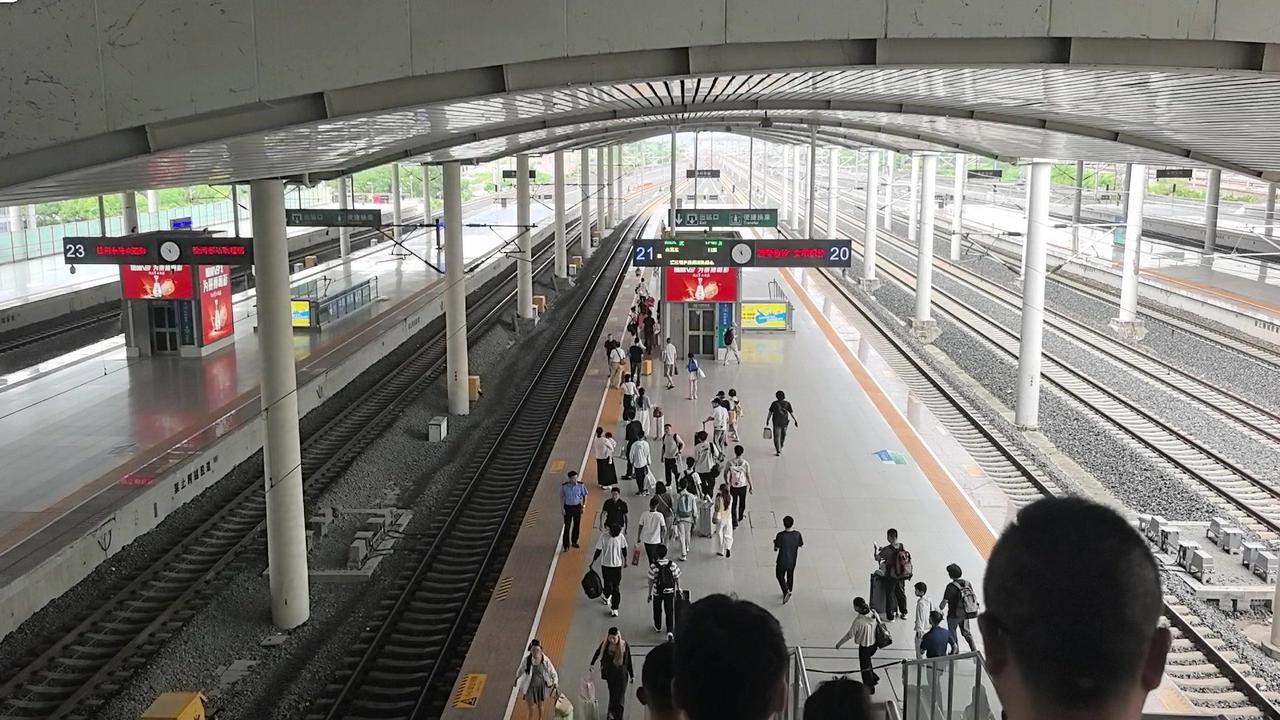 7月12日台风巴威来袭，多数站台停运或延后，仅21站台有车上下客。安全第一，宁可